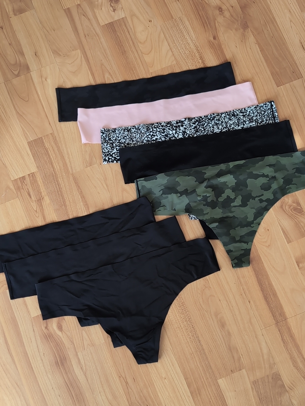 NWOT Lululemon Invisiwear Mid Rise Thongs XL 8 Pairs Camo Black